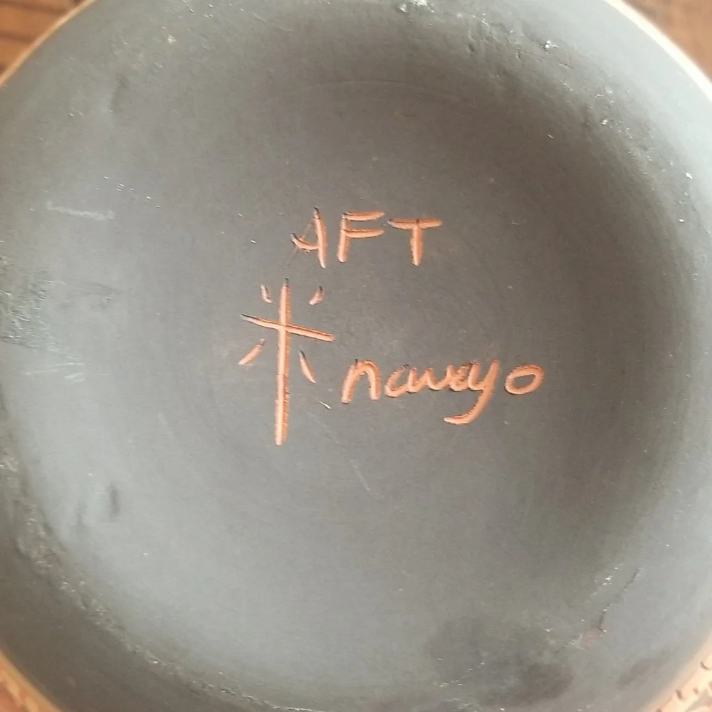 Navajo Native American Pottery Signed Vase - Picture 3 of 4